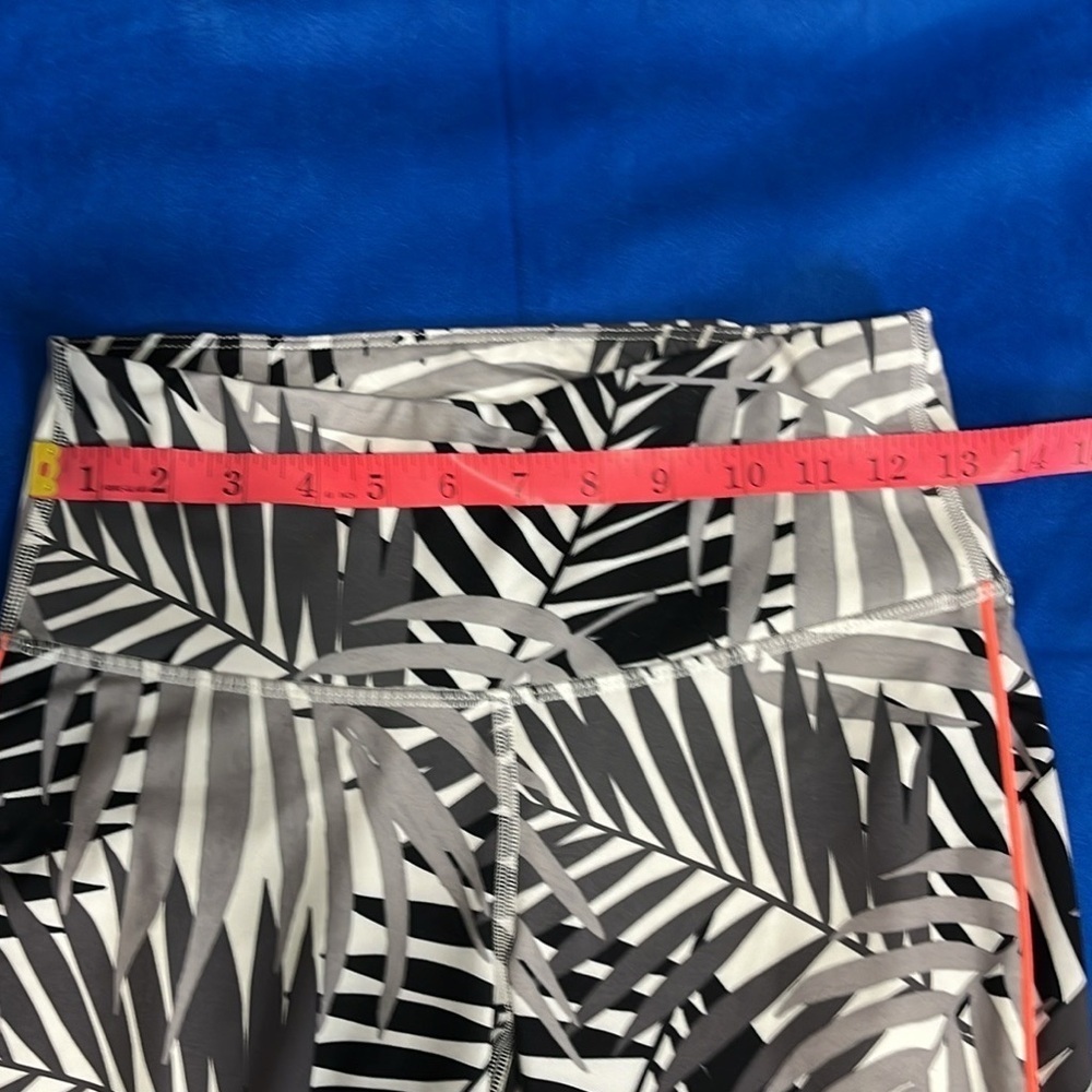 ⭐️ Old Navy Active patterned leggings - size medium - Picture 4 of 7
